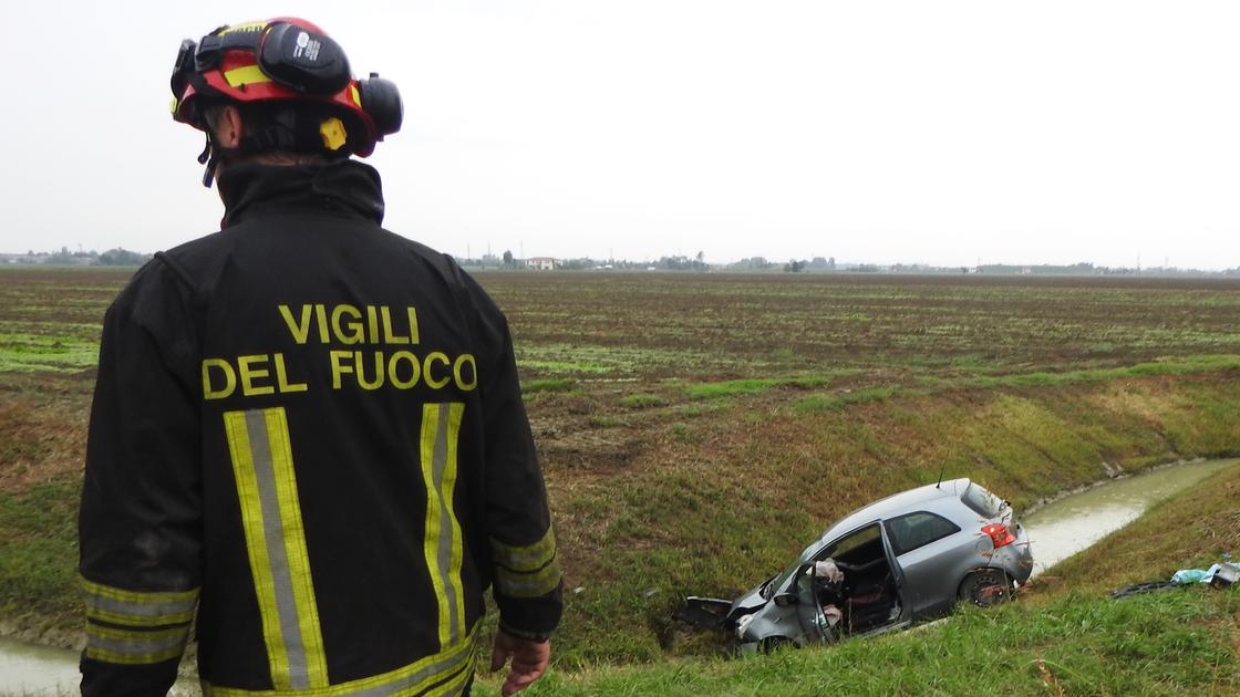 Tragico incidente mortale: automobilista 67enne finisce in un canale