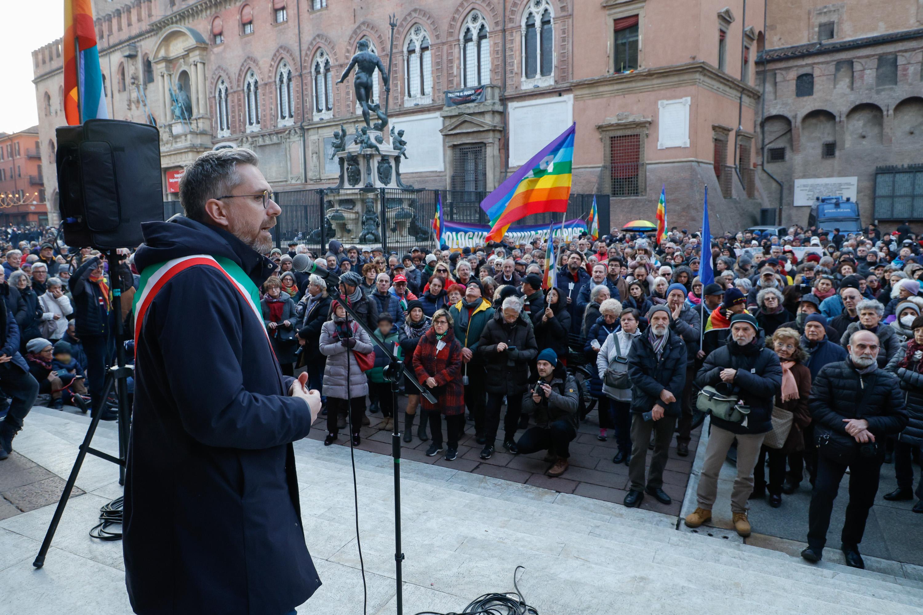 Marcia di pace (e di polemiche), ebrei bolognesi contro Lepore: ma la bandiera palestinese resta