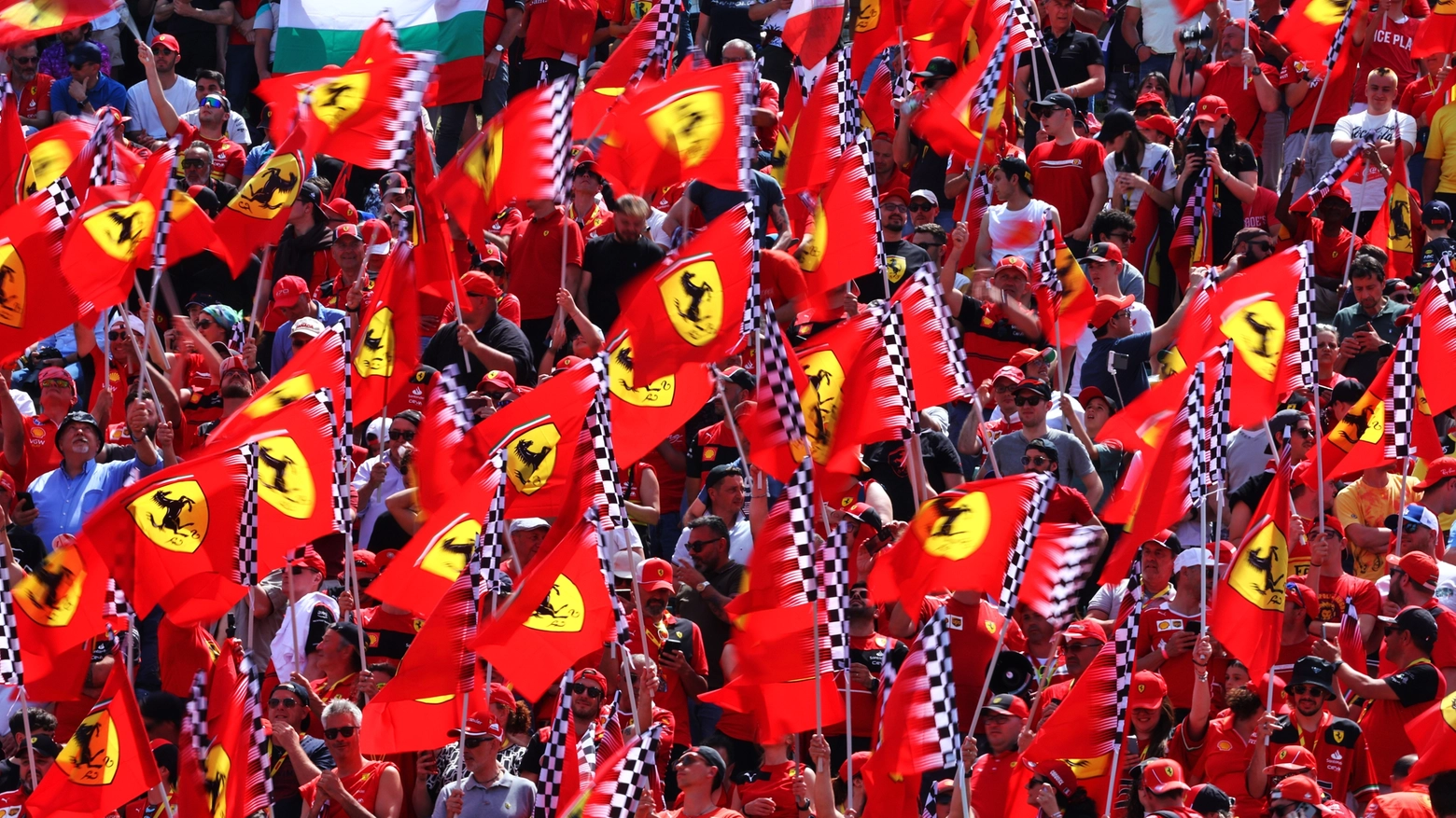 Un muro rosso: i tifosi della Ferrari al Gp di Imola
