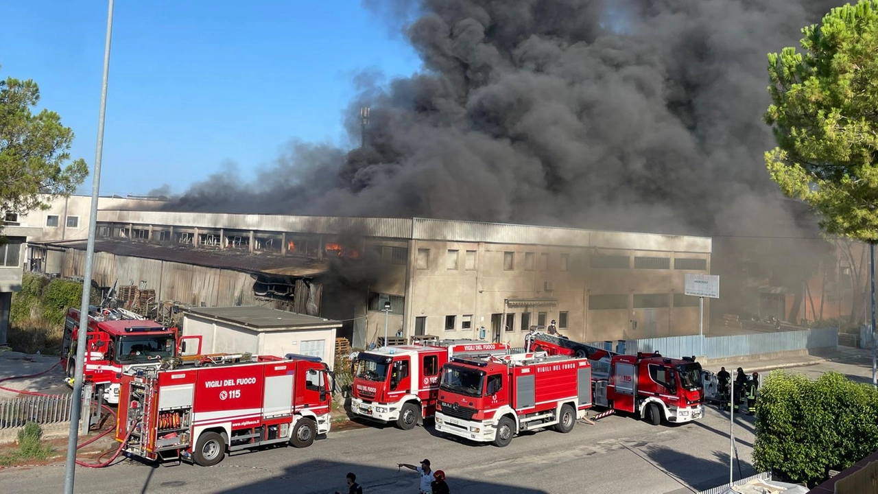 L'azienda "Angeletti" di Piedipa (Macerata) avvolta dalle fiamme