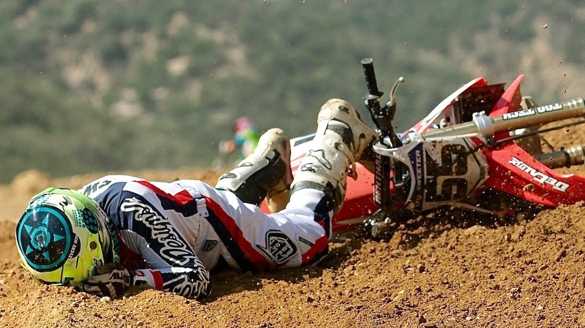 La caduta nel campo di motocross di Ponzano di Fermo