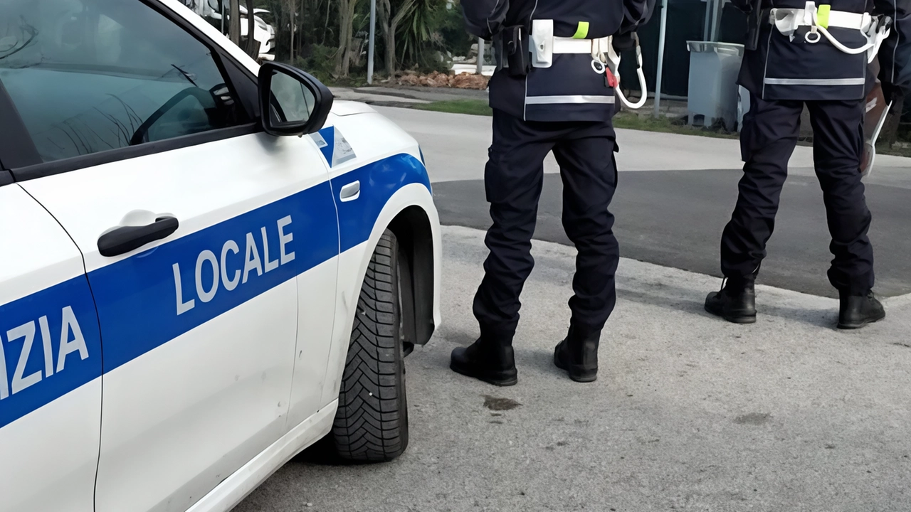 Avrebbe perso il controllo del mezzo, per circostanze ancora da chiarire, prima di centrare in pieno il guardrail, finire fuori...