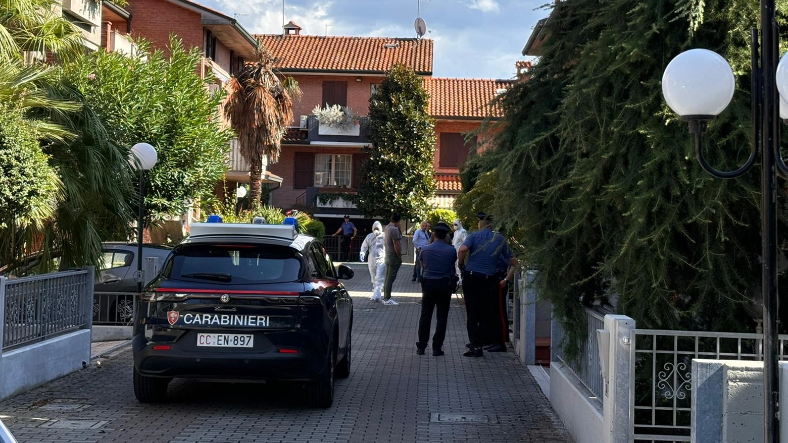 I carabinieri in via Lolli a Ravenna, dove un uomo di 78 anni ha ucciso la moglie gravemente malata (foto Zani)