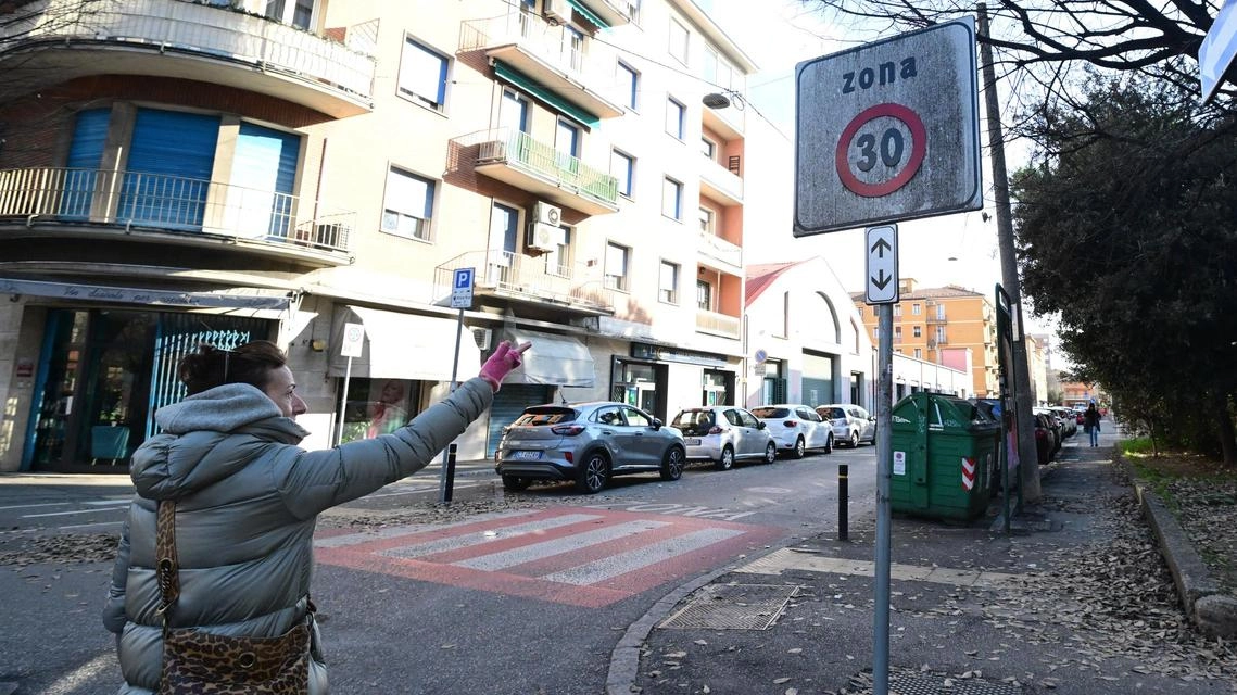 Era il 16 gennaio 2024 quando il Comune ha introdotto le sanzione per il superamento dei limiti di velocità grazie alla Città 30: esattamente un anno fa. Nel riquadro in alto, invece, il direttore di Cna Claudio Pazzaglia