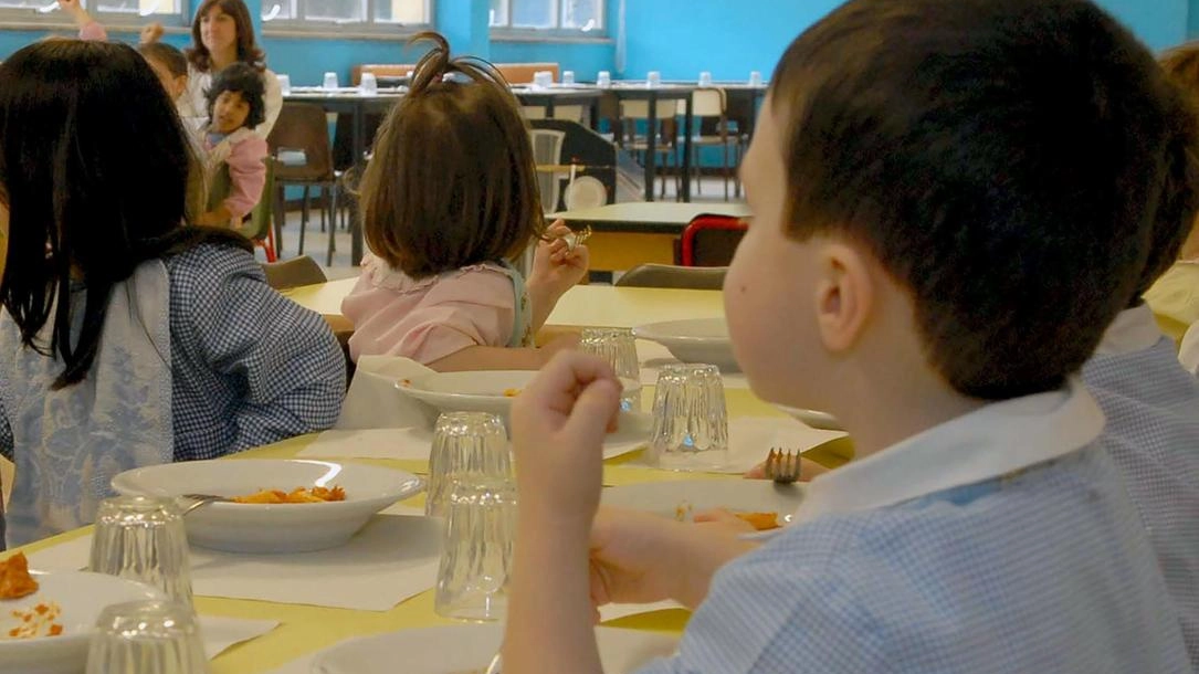 Nell’immagine di archivio, bambini che pranzano in una scuola materna