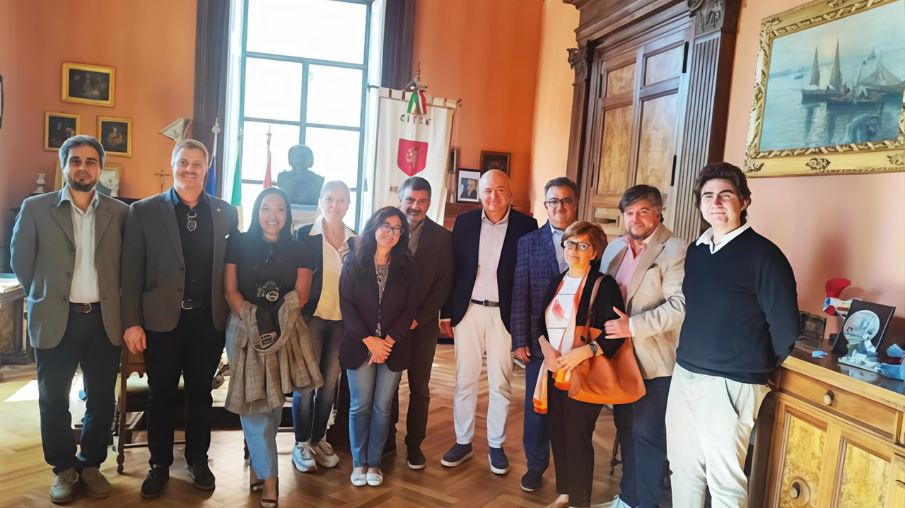 Delegazione del Consiglio dei marchigiani all’estero accolta a Recanati per rafforzare legami con la città e promuovere azioni di interscambio culturale. Visite ai musei locali e incontro istituzionale.