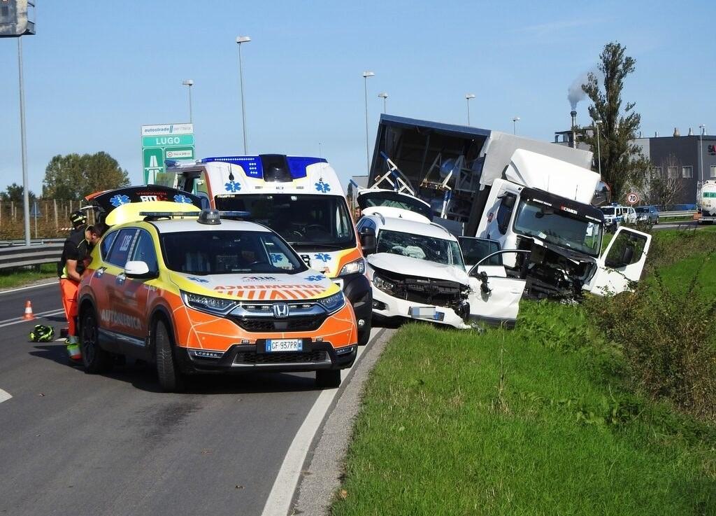 Incidente all’uscita dell’autostrada: automobilista gravissimo. Foto