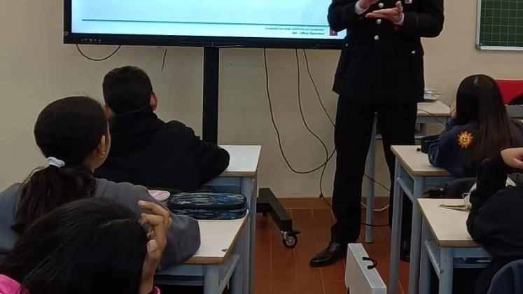 I Carabinieri in classe con i giovani studenti delle scuole "Pascoli" affrontano i temi del bullismo, dell’uso di stupefacenti e...