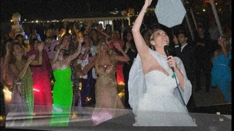 Il lancio durante il party in spiaggia dopo il matrimonio con Giovanni Terzi e la cena organizzate al Grand Hotel di Rimini. Il mazzo di fiori è stato conteso tra due invitate