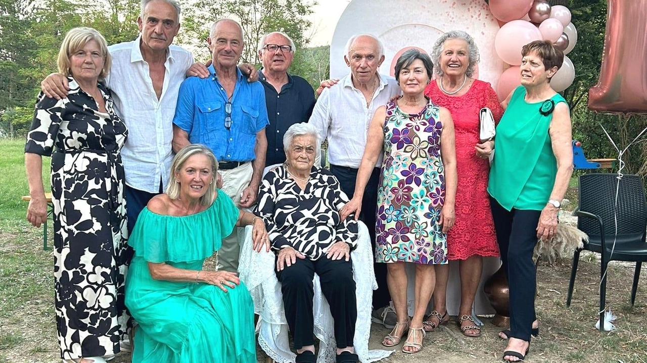 Caprazzino celebra i 100 anni di Antonietta Marchionni, testimone di un secolo di storia e resilienza. Circondata dall'affetto della famiglia, la centenaria apre le porte di casa per festeggiare con il paese.