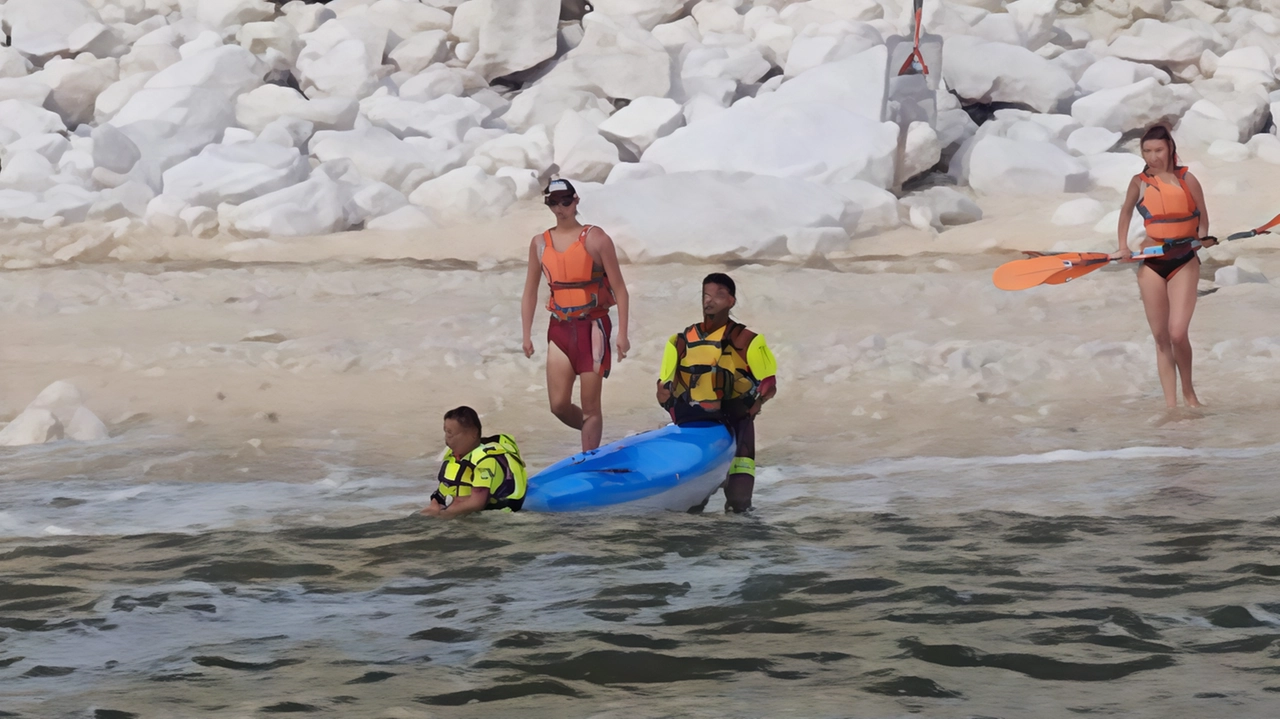 Operatori Opsa della Croce Rossa di Ancona salvano cinque canoisti in difficoltà davanti alle Due Sorelle di Sirolo a causa del mare agitato. Nessuna lesione grave, solo spavento. Altri interventi per malori dovuti al caldo durante l'estate.