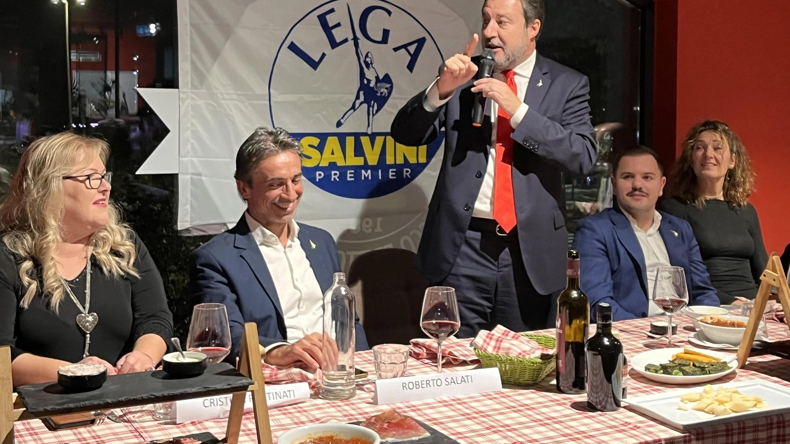 Salvini dà la carica: "Reggio come gli Usa. Stufi dei clandestini"