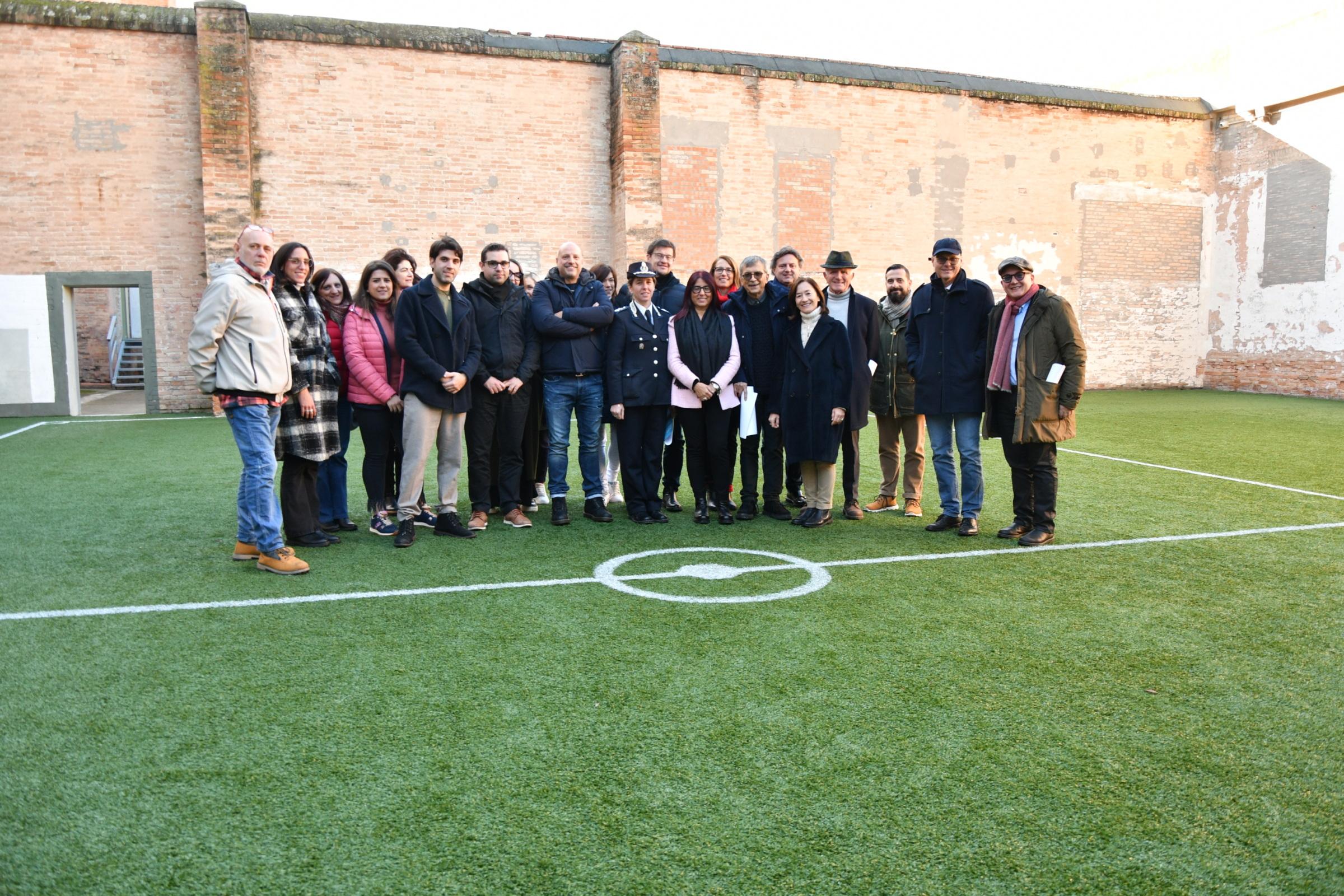 Il campetto da calcio nel carcere di Forlì: “Crea socialità e regole”