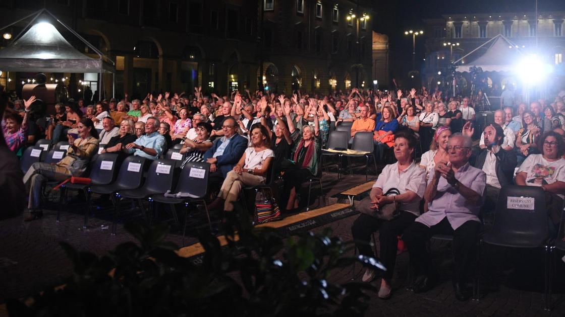 Una balera sotto le stelle. Il liscio, successo senza età. Mille in piazza per ’Cara Forlì’. Vandelli: "Amo la Romagna"