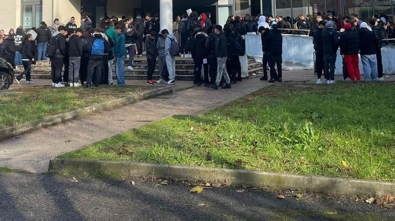 Studenti evacuati, ma l’allarme è fasullo