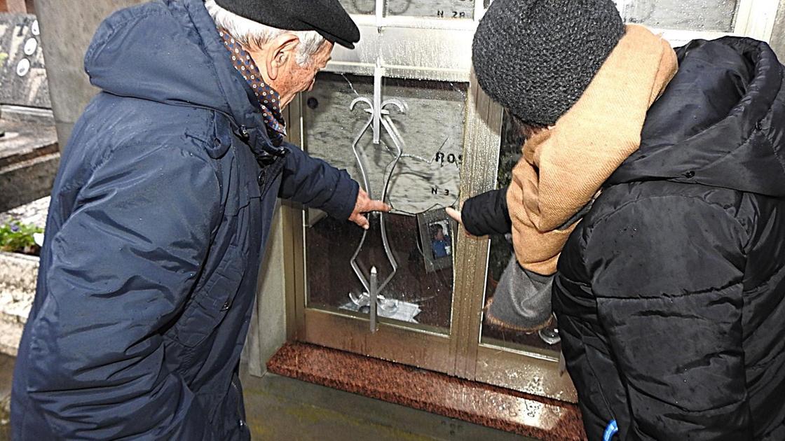 Vandalizzate le tombe al cimitero