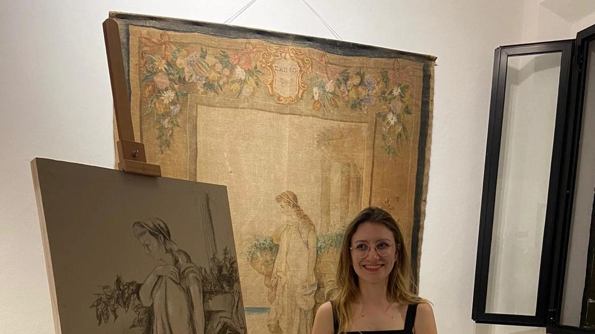 La pittrice forlivese Asya Dall’Agata espone alla Galleria Wundergrafik di Forlì la mostra ‘L’eco della quercia: il Fossile diventa Arte’, che celebra il rispetto per la natura tramite disegni unici realizzati con querce carbonizzate. Un connubio tra arte e natura che esalta la bellezza e la delicatezza degli elementi naturali.