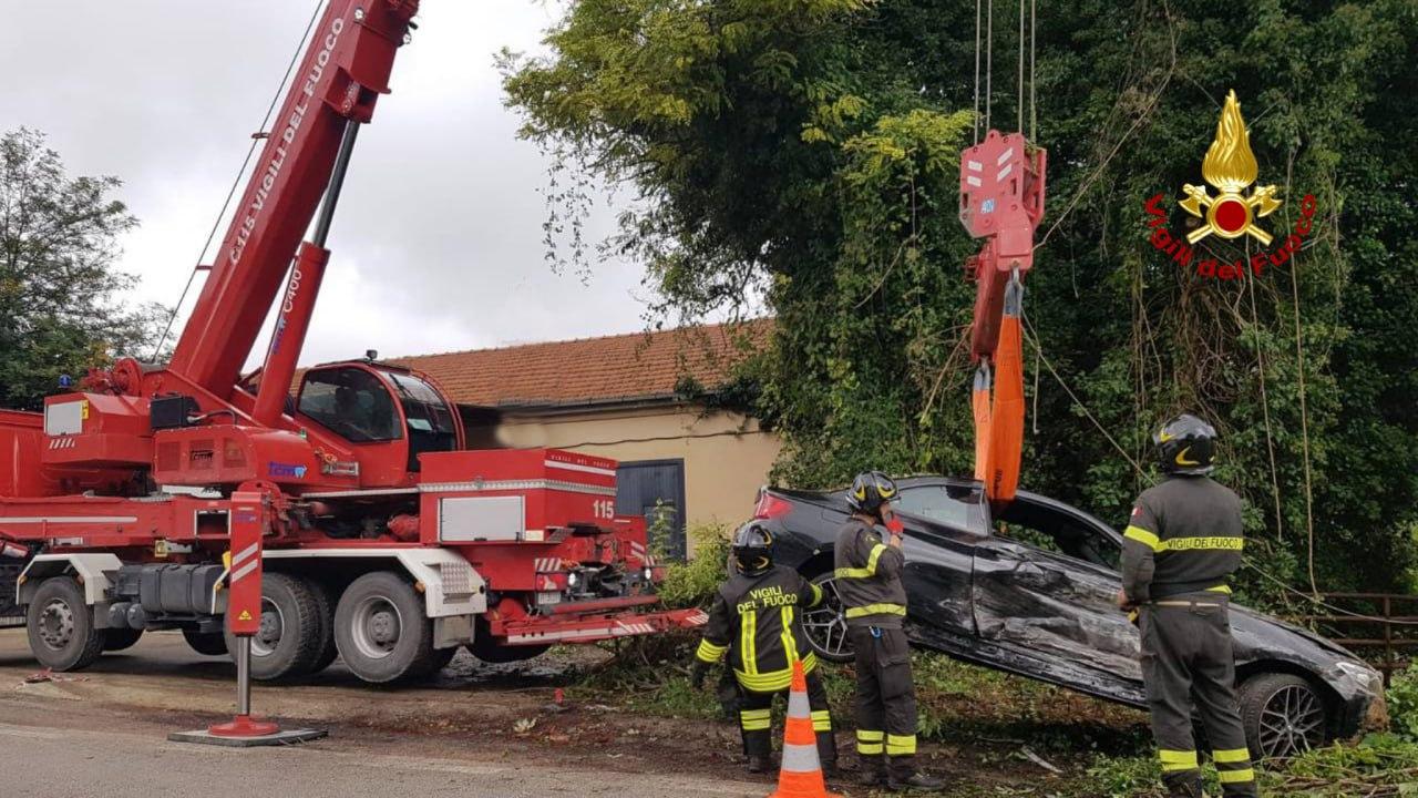 Incidente stradale, auto finita in un fossato: scivolata per cinque metri