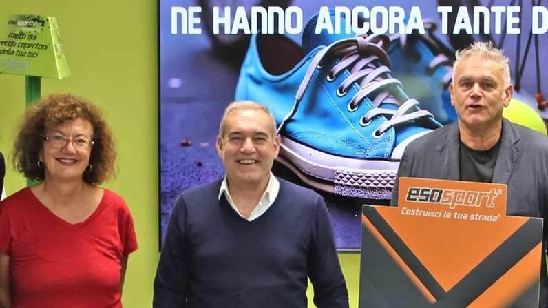 "Così le scarpe da tennis rinascono". Una seconda vita nei parchi giochi