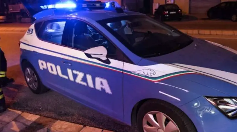 Jesi, pugno contro specchietto dell'auto in sosta: beccato e denunciato minorenne