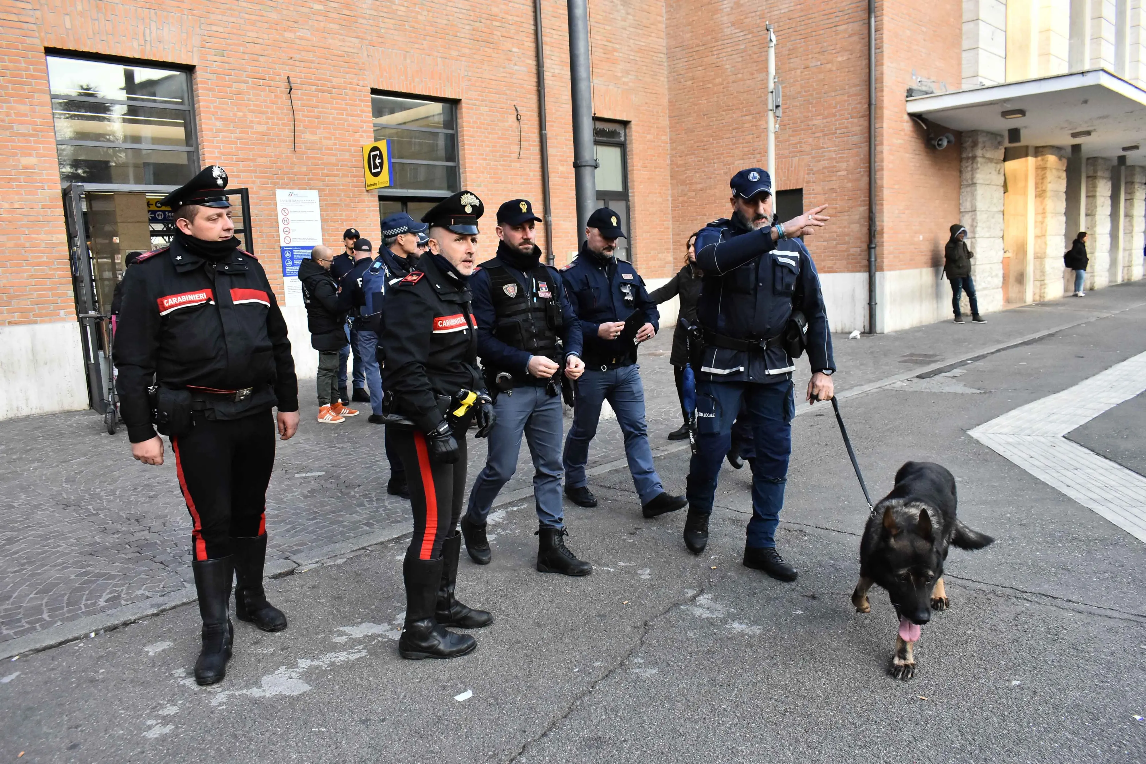 Reggio Emilia, stazione al setaccio: 30 agenti e militari per controllare la zona