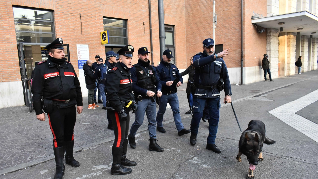 Maxi operazione in zona stazione: carabinieri, polizia e unità cinofila al setaccio