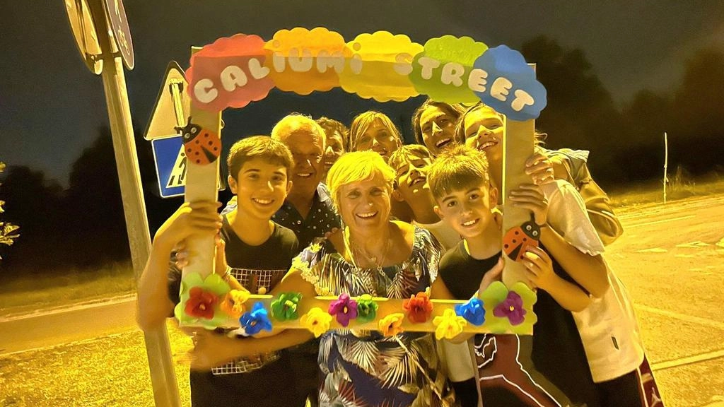 Una foto di gruppo scattata durante il ‘Caliumi Street Festival’