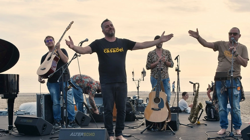 Festa in piazzale Ceccarini con Mirko Casadei e la sua Big Band. Poi circa duemila persone si sono date appuntamento per la seconda parte del Balamondo festival: sul palco l’applauditissimo pianista Dardust e di seguito ancora Casadei