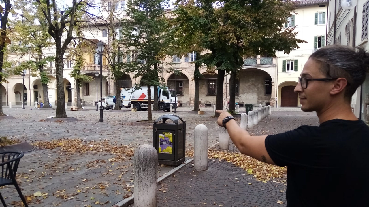 Luca Braglia indica il punto di uno dei furti in piazza Fontanesi