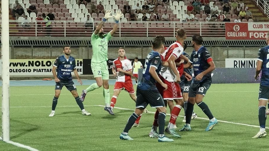 Un momento della partita al Neri, con il Rimini in attacco; nella foto sotto Cernigoi