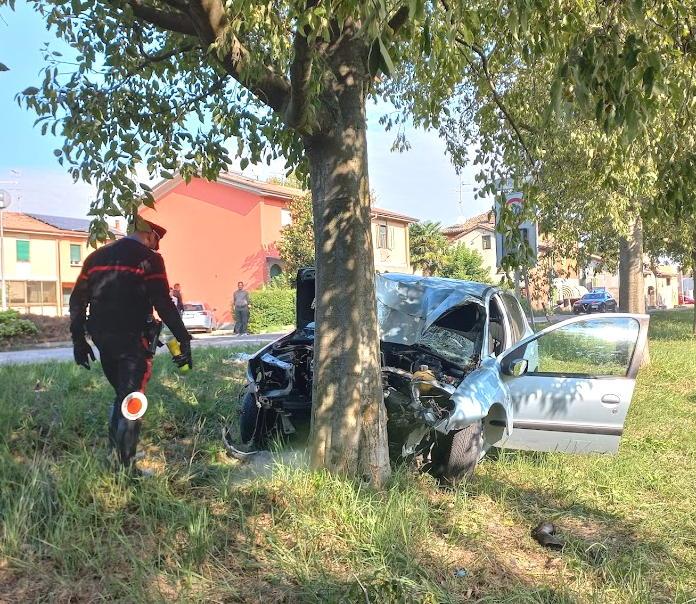 Cadelbosco, sbanda in auto e si schianta contro albero