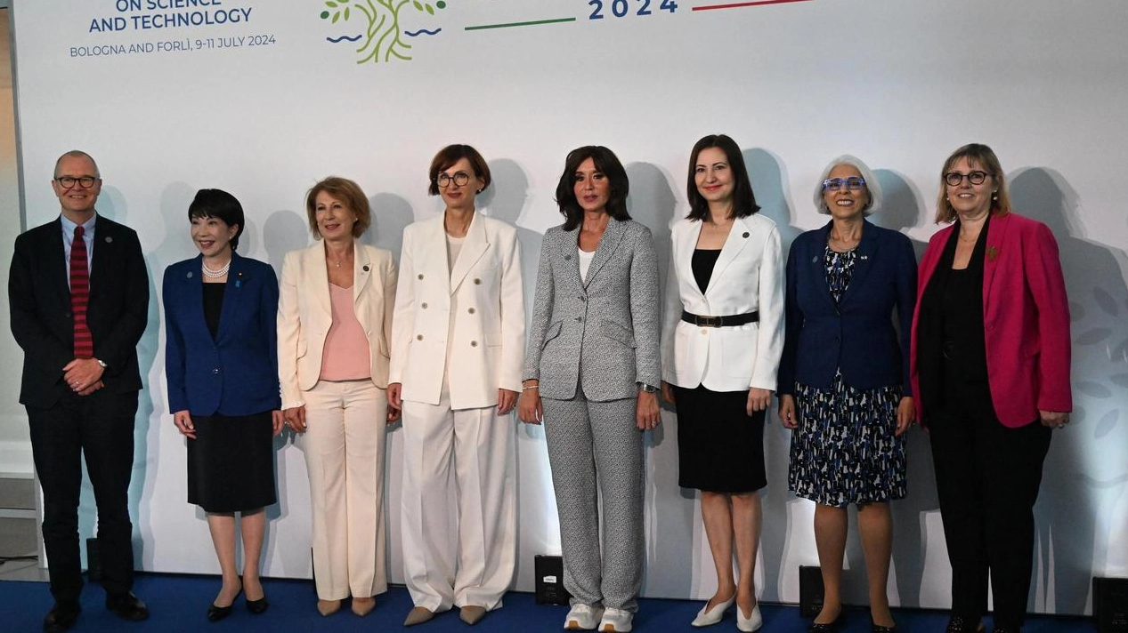 Foto di gruppo a Bologna con la ministra Bernini (quarta da destra)