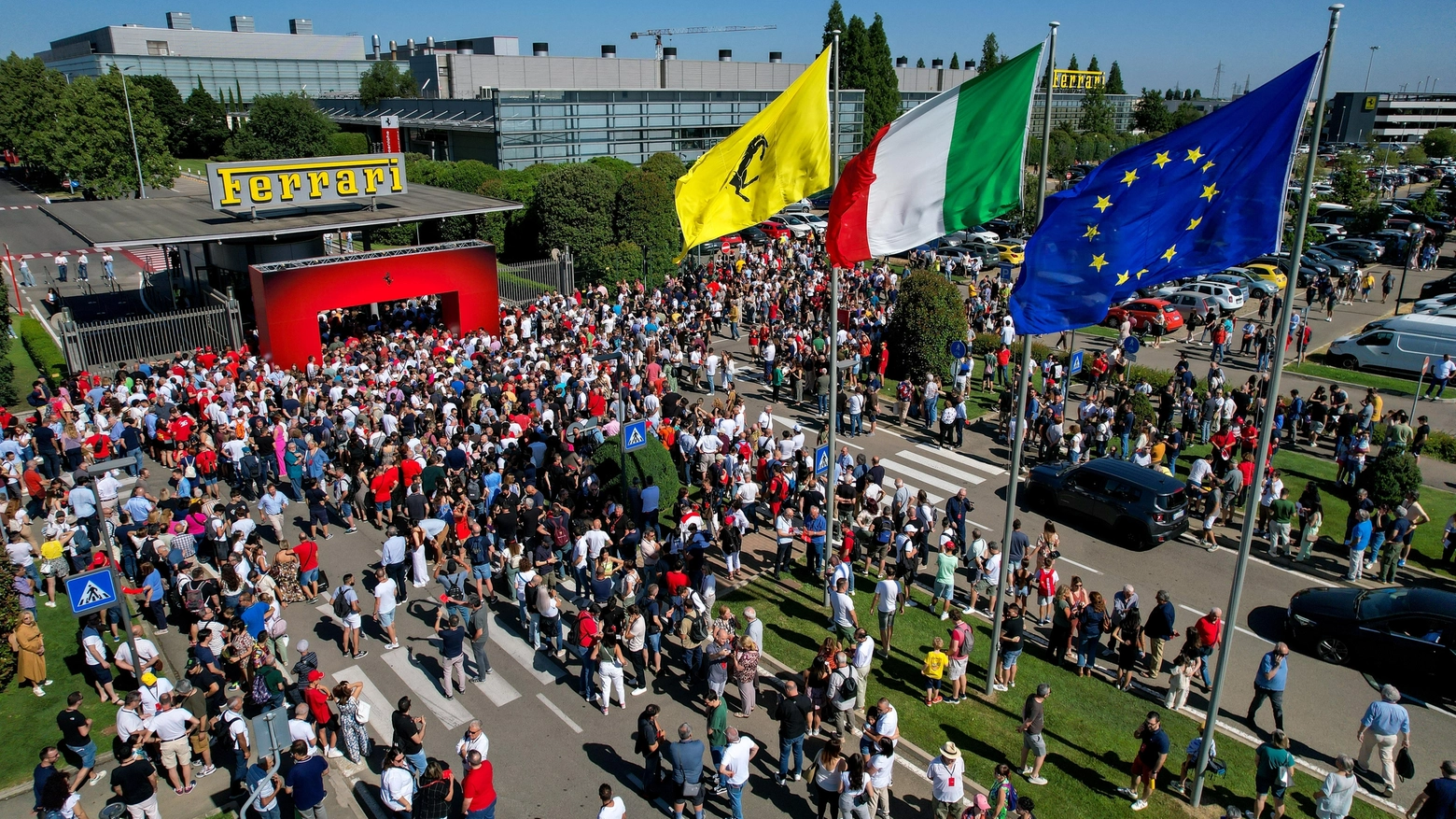 Family Day Ferrari: in 30mila a Maranello allo stabilimento del Cavallino. Grande interesse per il nuovo e-building, inaugurato alla presenza del presidente Mattarella