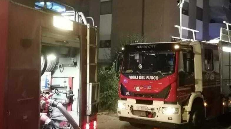 Il rogo è divampato all’ingresso di due appartamenti in via Serra, minacciando di propagarsi all’interno delle abitazioni. Il pronto intervento dei vigili del fuoco ha evitato il peggio.