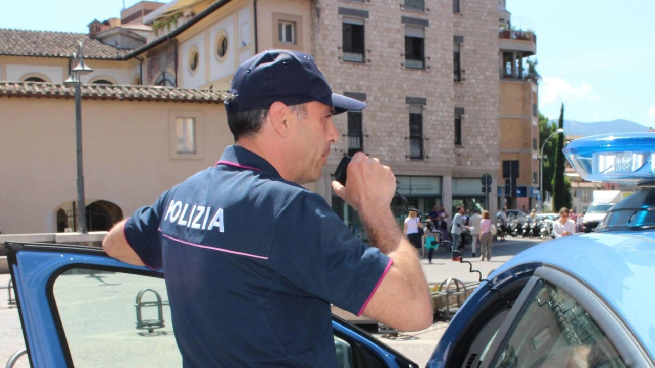 Una donna di 70 anni scompare da Porto Sant’Elpidio e viene ritrovata a Padova grazie all'intuizione di una poliziotta che la localizza tramite una videochiamata. Presa in carico dalla polizia in attesa dei familiari.