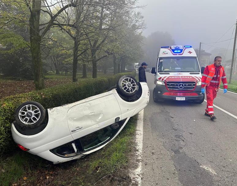 Correggio, sbanda in auto e finisce in ospedale