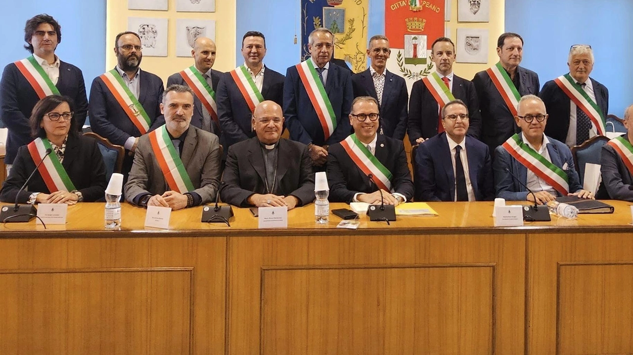 Il Comune di Montegranaro celebra il 150° anniversario della proclamazione di San Serafino come Patrono con eventi culturali e religiosi, tra cui la presentazione di una ristampa del libro sul Santo. Numerose autorità locali e regionali partecipano all'iniziativa, che culminerà nella festa patronale il 12 ottobre con concerti, spettacoli teatrali e una tradizionale fiera.