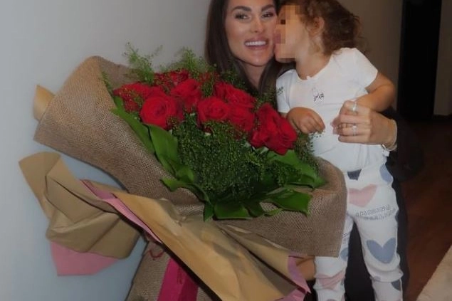 Francesca Sofia Novello con la figlia Giulietta e un mazzo di rose rosse