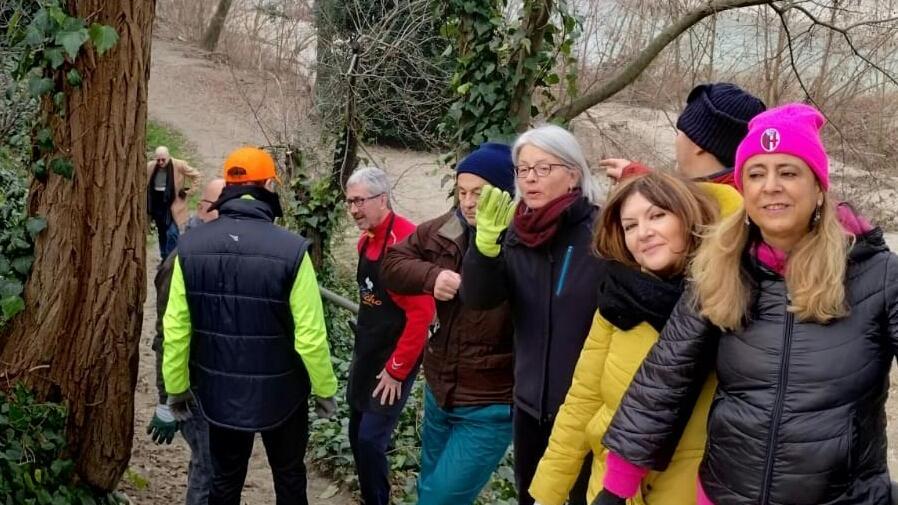 I cittadini puliscono la ’stradina’ del quartiere