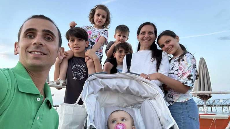 Un nucleo con sei figli: "Al cambio dell’ora si scambiano i materiali". Le altre voci: "I ragazzi utilizzano gli stessi volumi e puntiamo are sul riuso".