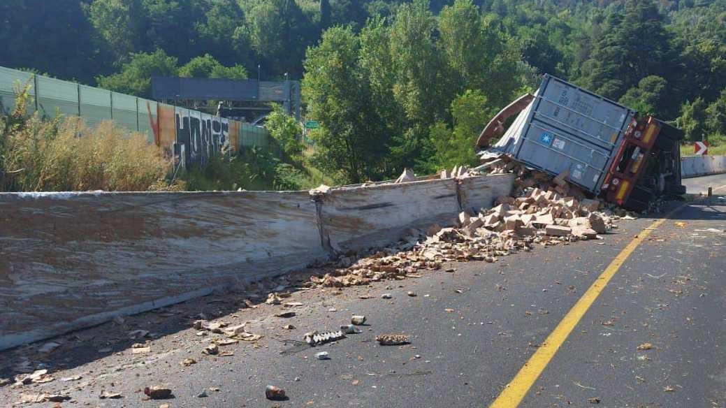 Il camion si è ribaltato e ha danneggiato il new jersey sull’A1 a Sasso