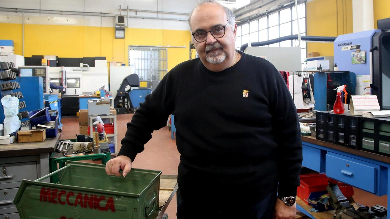 Furto nell’impresa Meccanica 2000 del titolare Mario Picone (nella foto) in via Ferruccio Parri nella zona artigianale di Torre del...