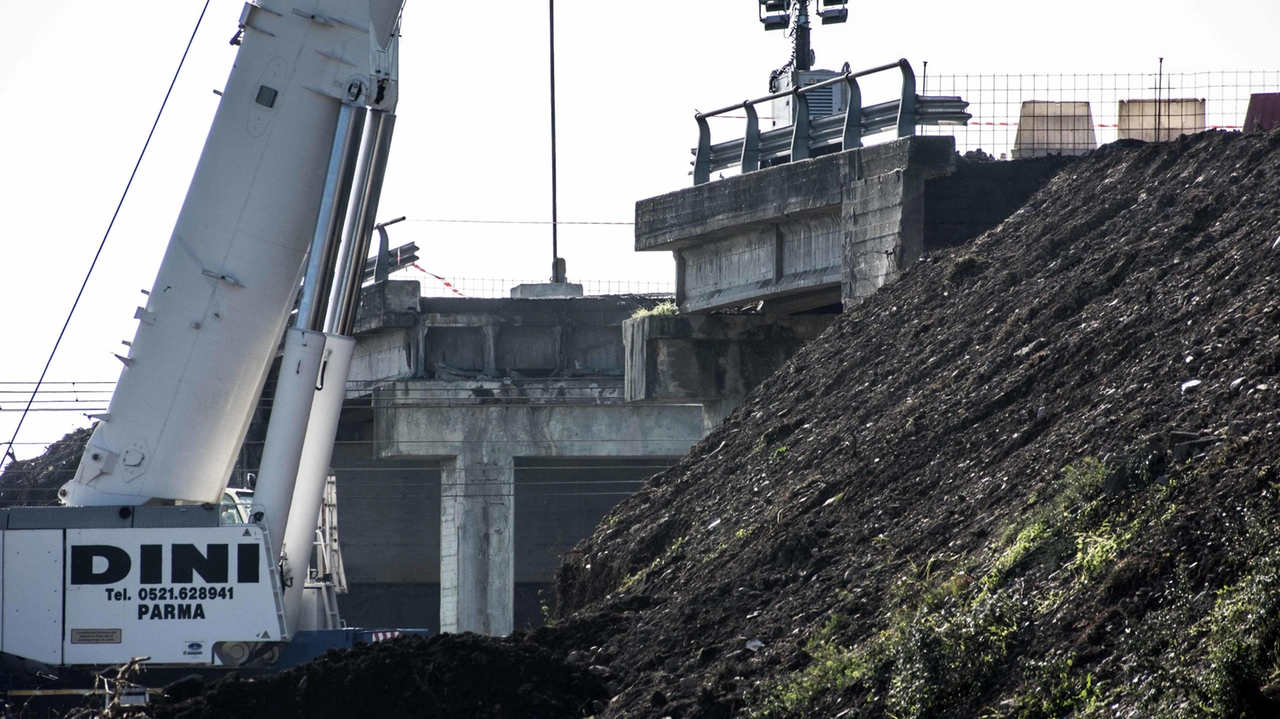 Iniziati i lavori di demolizione del ponte tra le sonore proteste dei residenti per il traffico in tilt. L’assessore de Franco: "Anas accelererà con la bretella".