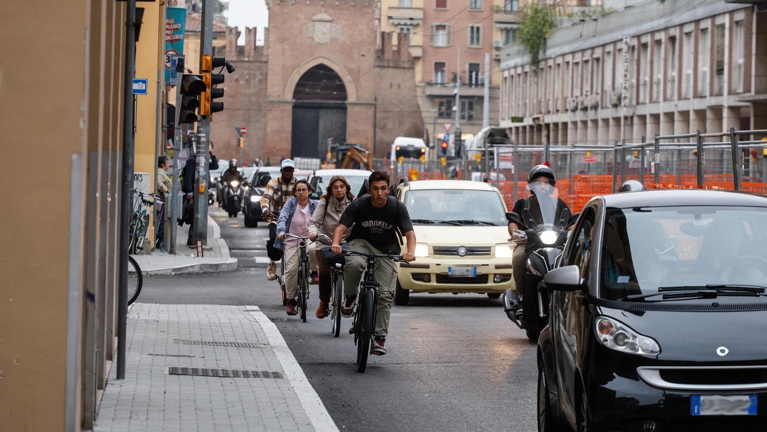 Caos traffico in via Saffi dove il cantiere della linea rossa del tram ha rivoluzionato la viabilità (foto Schicchi)