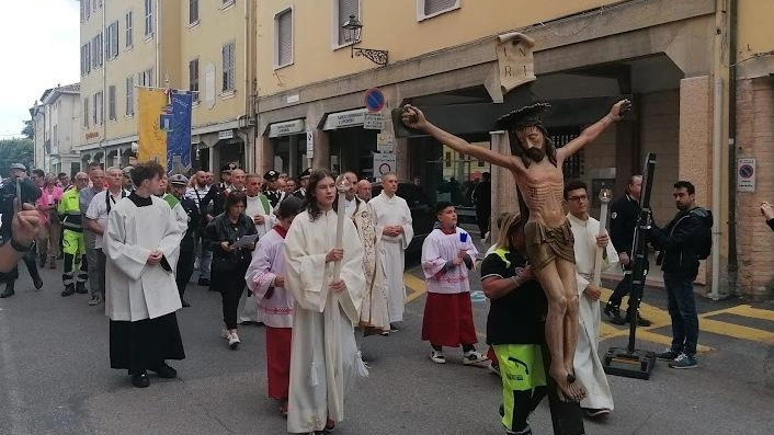 Il tradizionale momento di preghiera per chiedere al fiume di non esondare. Finita la messa, si è tenuta la festa con cibo, musica e celebrazioni.