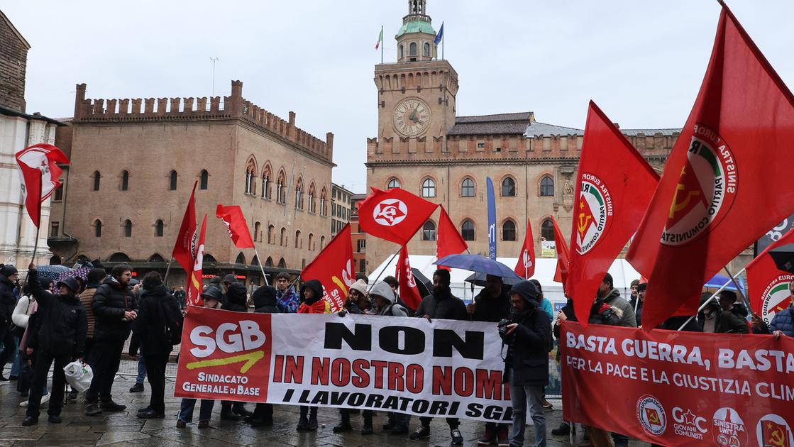 Protesta contro l’aumento dei biglietti del bus: “Bologna città solo per ricchi”