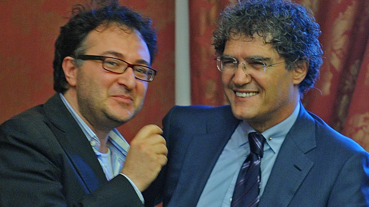 Massimiliano Bianchini e Bruno Mandrelli in uno scatto di alcuni anni fa in consiglio comunale (Calavita)