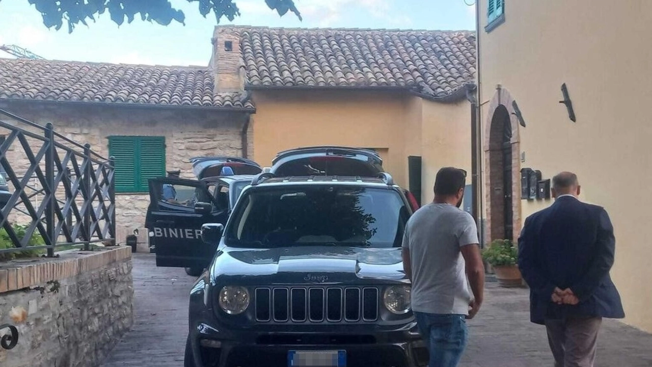 I carabinieri sono subito intervenuti con il 118 venerdì pomeriggio, dopo l’allarme arrivato da Gagliole per l’aggressione che il 23enne Ivan Zamparini avrebbe messo in atto contro il padre Terenzio e la madre Souad