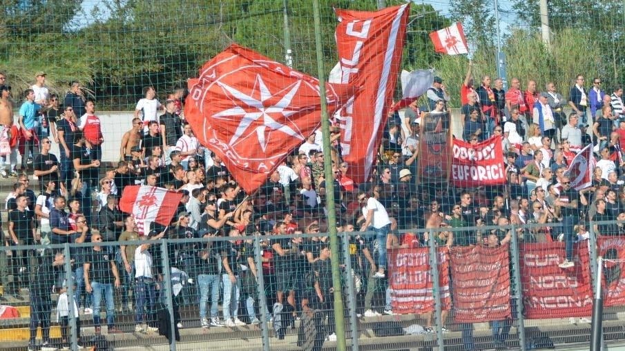 L'Ancona perde a Teramo in una prestazione deludente, con errori di reparto e individuali. La squadra non riesce a reagire, ma si guarda avanti al prossimo derby.