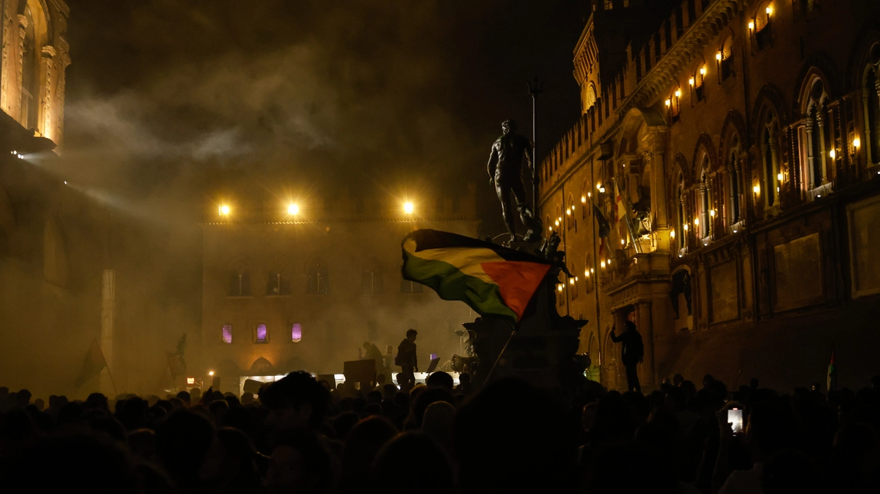 Il corteo in piazza del Nettuno: qualcuno sale anche sulla fontana